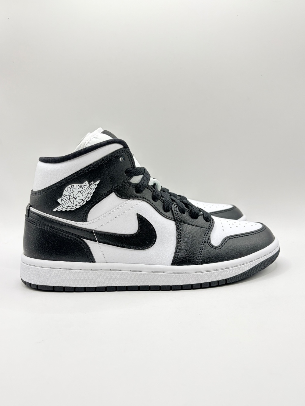 Nike Women’s Air Jordan 1 Mid White Black Size 7W DV0991-101 Sneakers